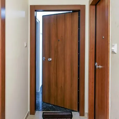 Newly Renovated 2-bedroom In ! Apartment *